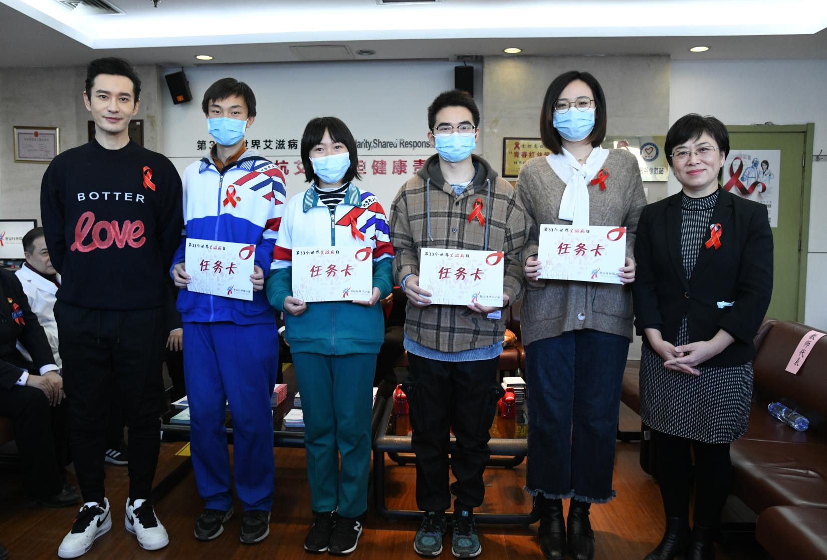 Dr. Zhou Kai and UNAIDS Goodwill Ambassador for China, Huang Xiaoming, visiting Beijing Ditan Hospital around World AIDS Day 2020, paying tribute to medical workers and volunteers for providing undisrupted HIV services and encouraging young students to become volunteers for HIV prevention. 