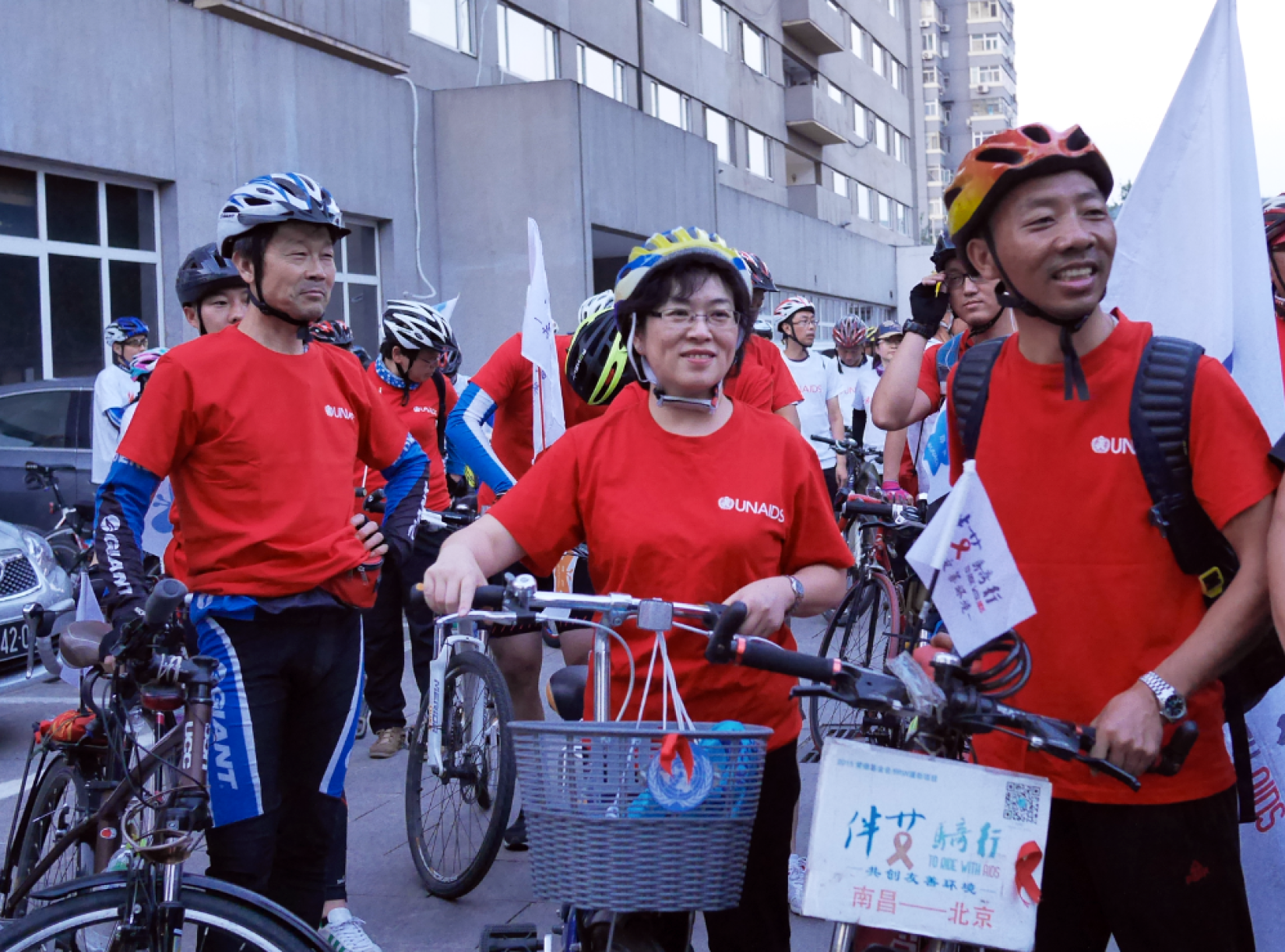 Dr. Zhou Kai participating in AIDS Ride with community partners to advocate elimination of discrimination toward people living with HIV