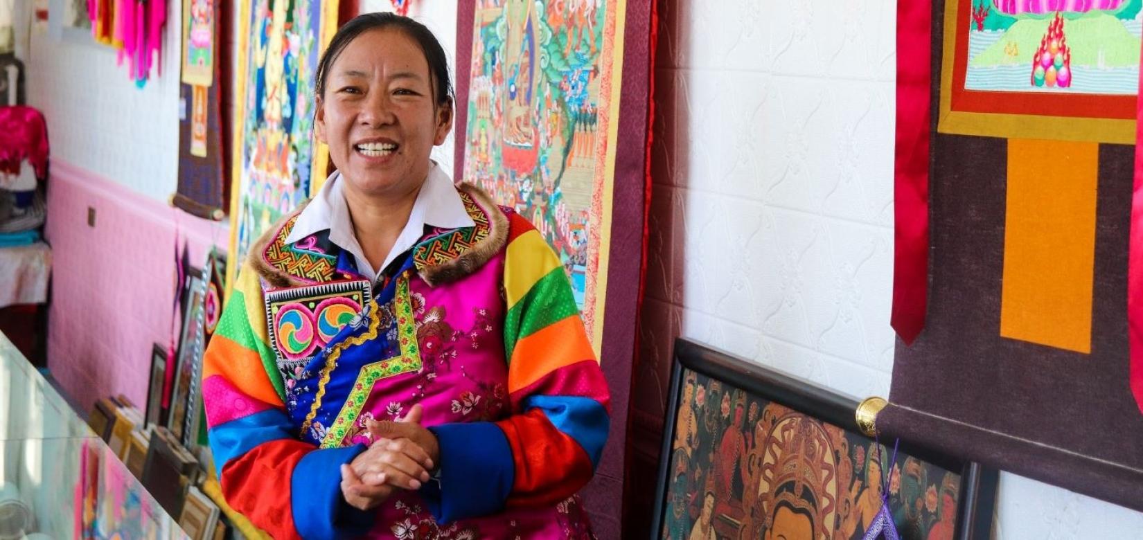 Ms Huang Lansusishijie with her thangka embroidery, Wushi village, Huzhu county. © UN Women/Jiayuan Wang