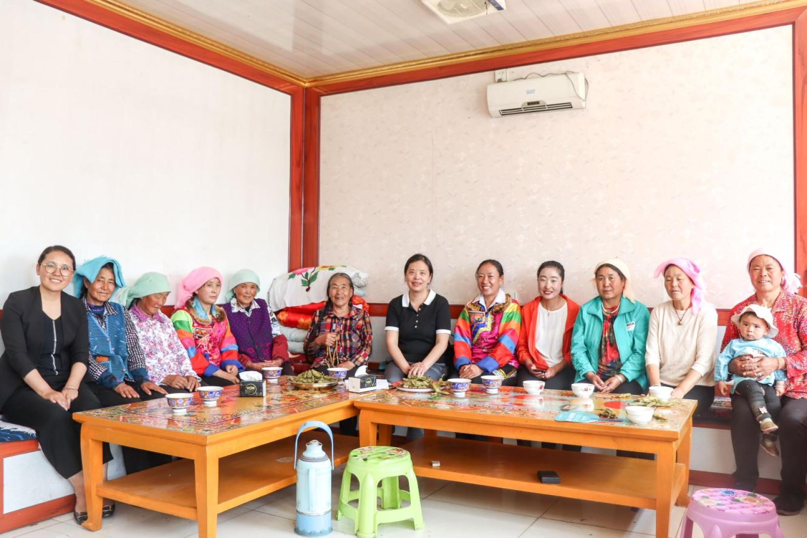 Embroidery workers from Tu Wushi village. © UN Women/Jiayuan Wang