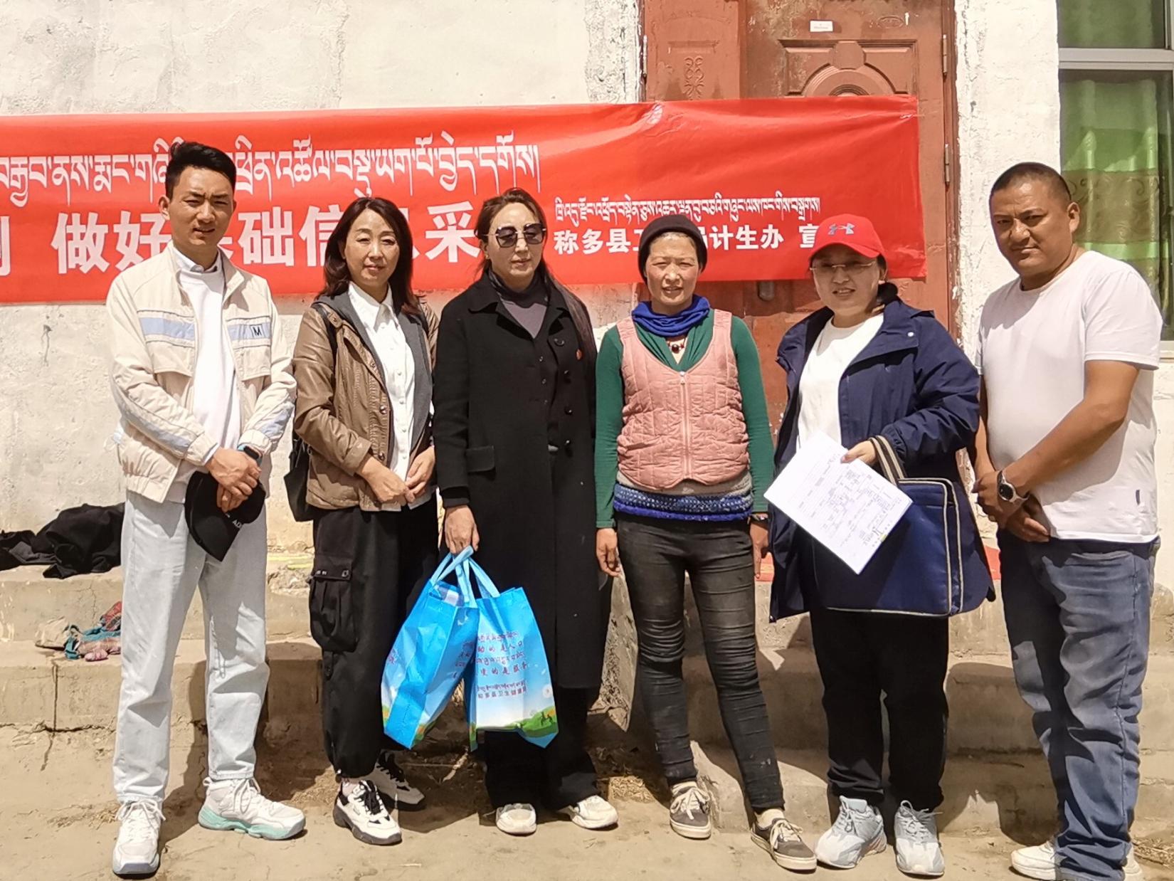2022年3月，孙道敏女士（左二）与当地工作人员参与称多县拉布乡帮布村的妇女生殖健康状况入户调查工作。