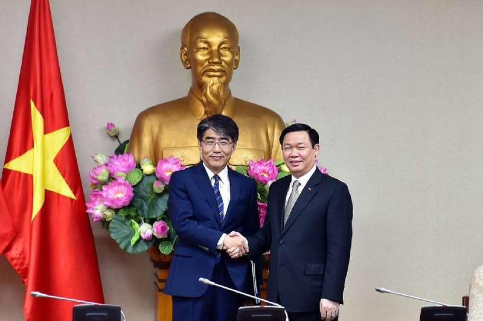 2017年，越南，与时任越南副总理，现任国会主席王廷惠（Vuong Dinh Hue）会晤