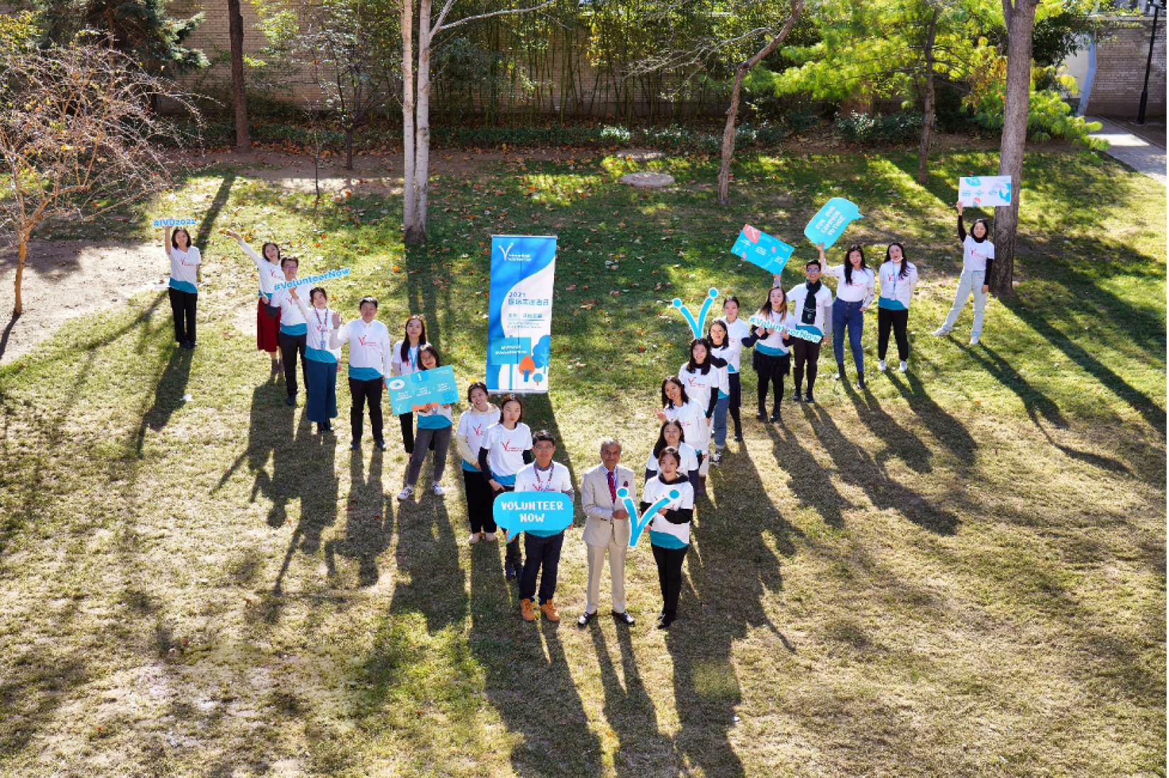 Ms. Zhang participated in the event of the International Volunteer Day