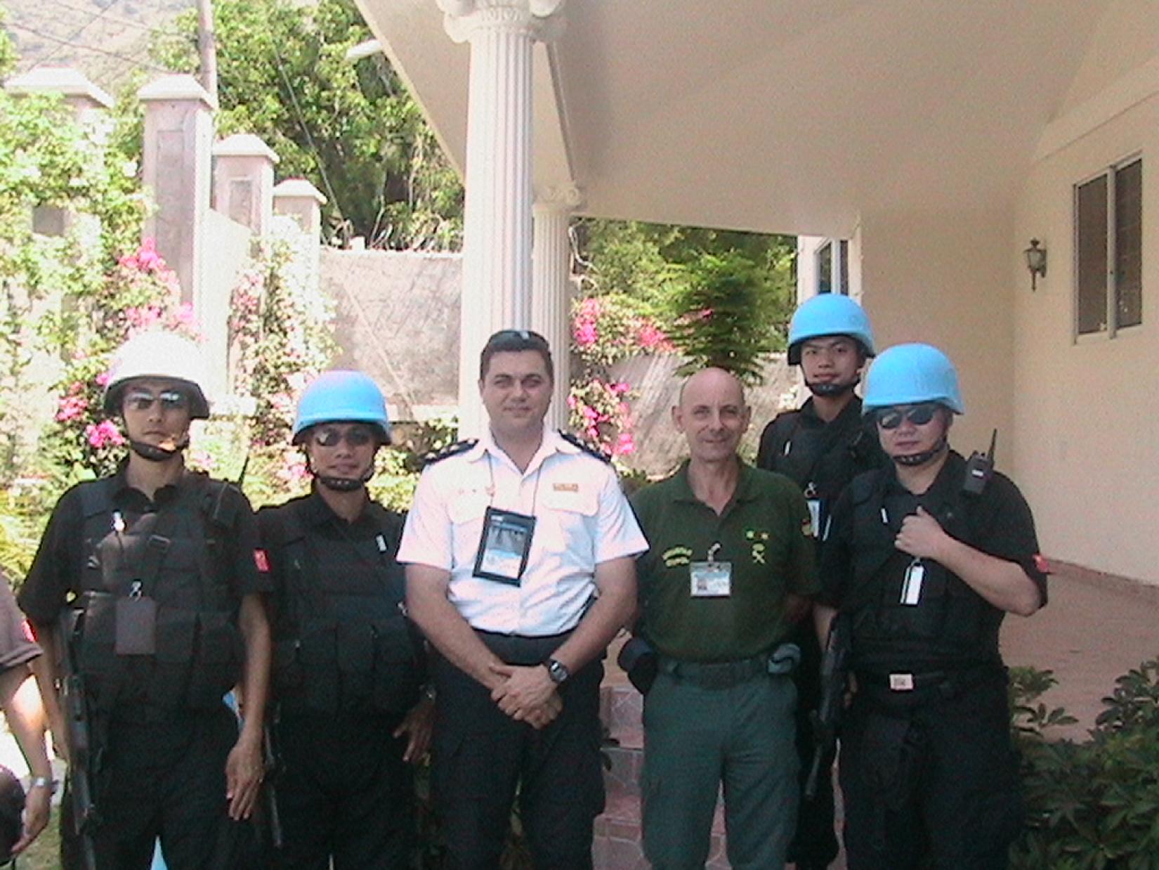 谢里夫参与海地维和行动期间与中国维和警察一起工作