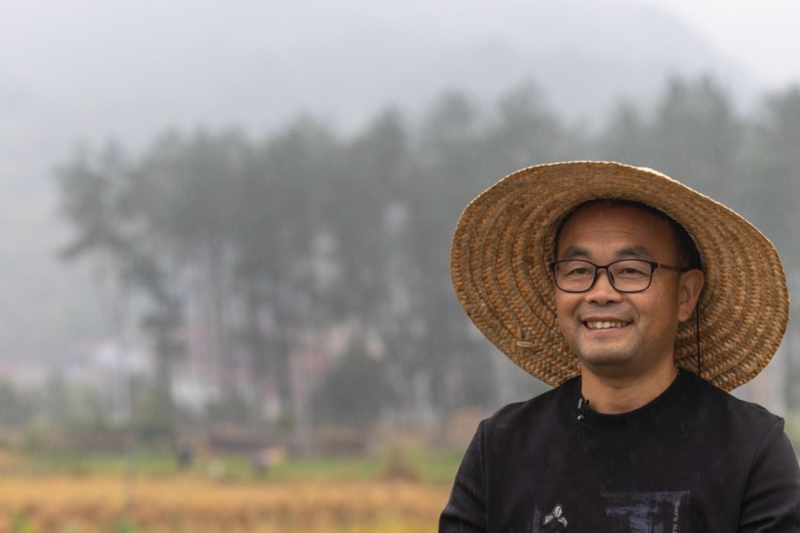农民徐冠洪说，通过稻鱼共生的方式，他减少了对农药和人造肥料的需求。