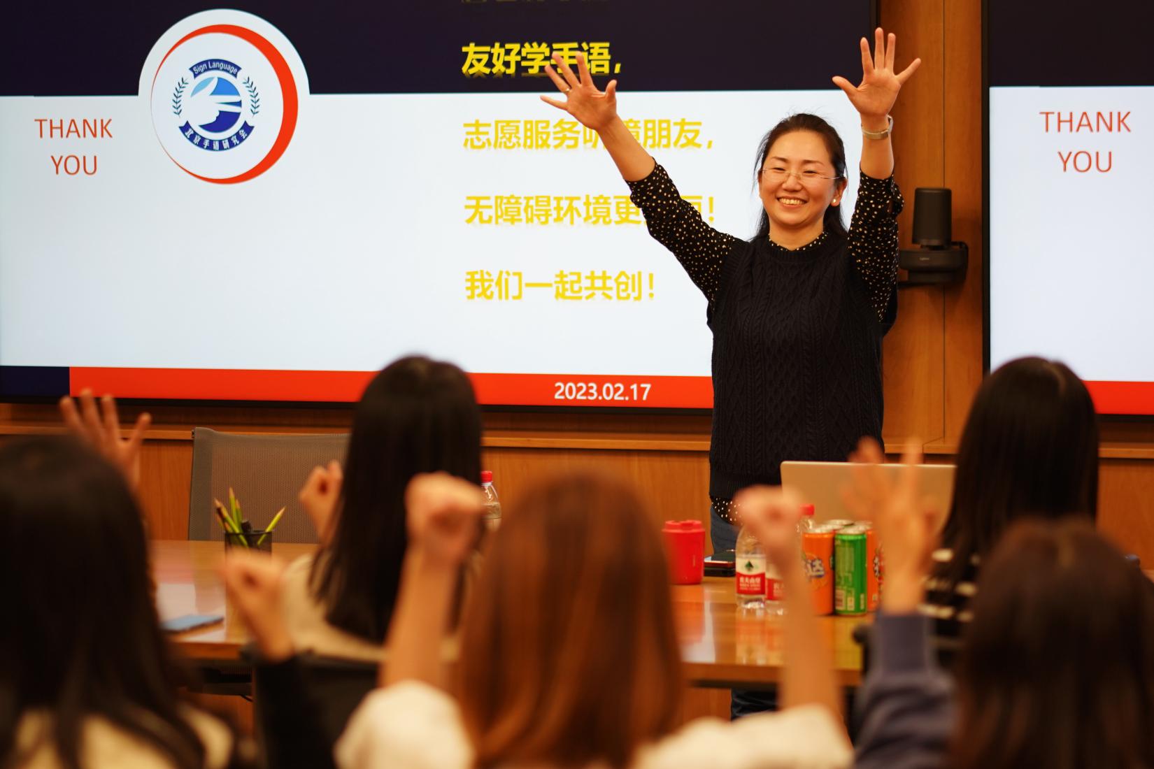恒淼现任北京市朝阳区聋人协会副主席。图为2023年恒淼在北京为非听障人群科普听障人群与手语。
