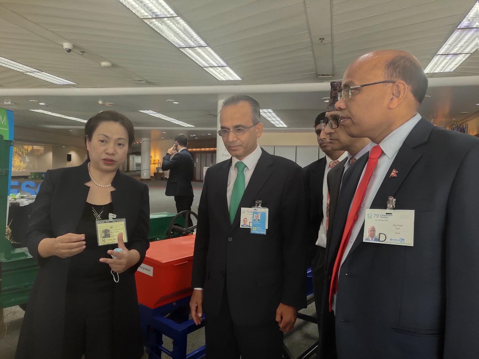 李宇彤博士（左）在联合国亚洲及太平洋经济社会委员会第七十九届会议上与成员国代表交谈。