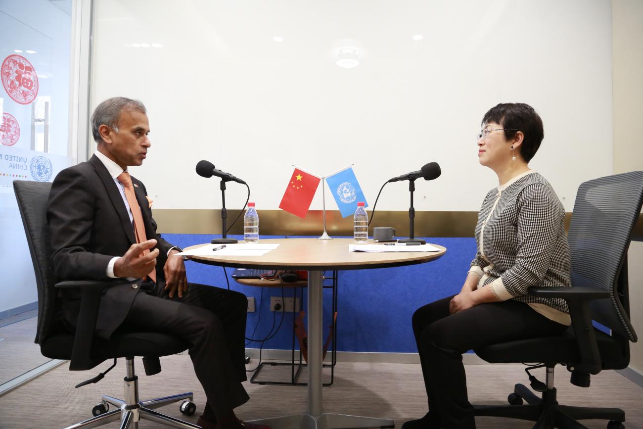 Caption: UN Resident Coordinator in China Siddharth Chatterjee sits down with Zhou Kai, the Acting Country Director in China for the Joint United Nations Programme on HIV/AIDS (UNAIDS)