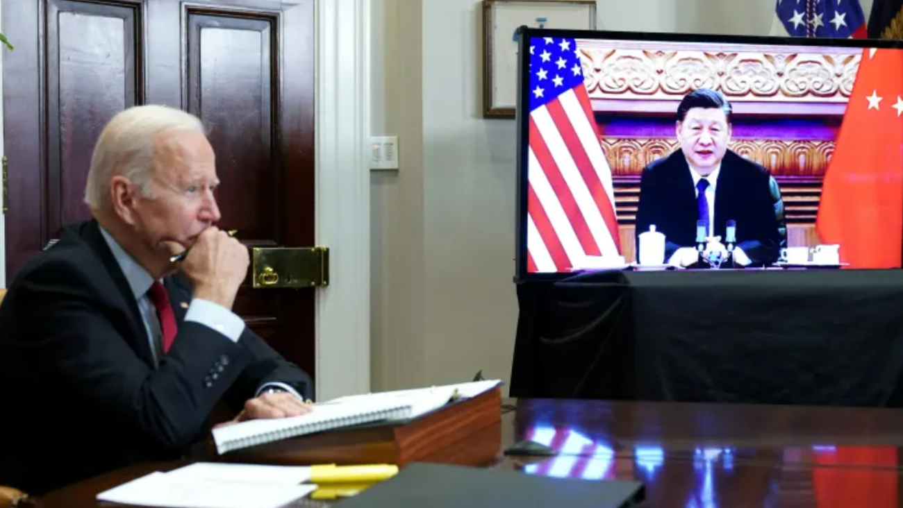 2021年11月15日，美国总统拜登在白宫罗斯福厅与中国国家主席习近平举行视频会晤