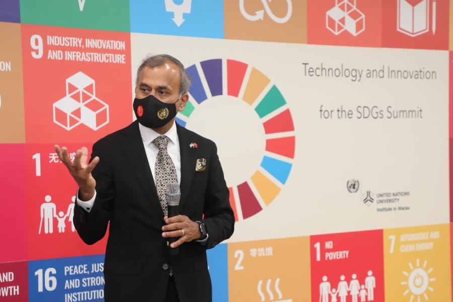 The UN Resident Coordinator in China giving a keynote speech at the Technology and Innovation for the SDGs Summit 2021 organized by the United Nations University Institute in Macau.