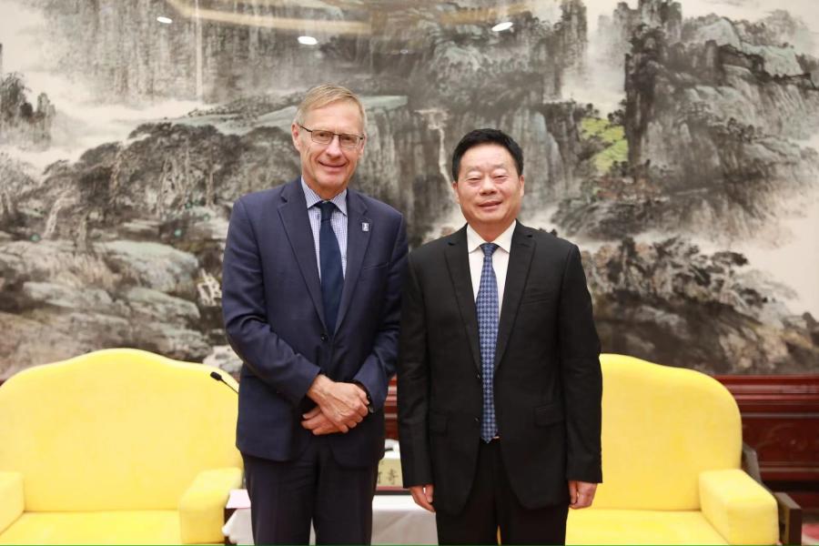 IFAD’s Associate Vice President, Donal Brown(left) and Hunan Provincial Committee of CPPCC’s Vice Chairman He Jihua(right) reaffirmed the longstanding partnership between China and IFAD and discussed future opportunities