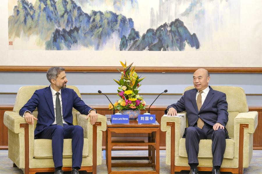 A photo of Alvaro Lario from the UN’s International Fund for Agricultural Development (IFAD) meeting with government officials during his visit to the People's Republic of China.