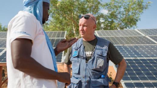 2021年，毛里塔尼亚。联合国难民署气候行动特别顾问安德鲁·哈珀访问姆贝拉营地。